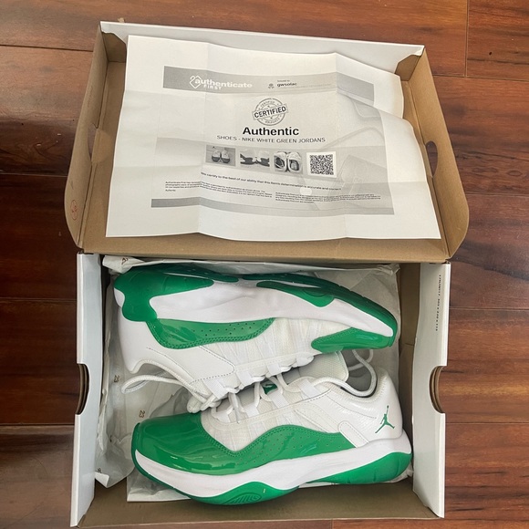 WMNS AIR JORDAN 11 CMFT LOW - size 7 - Picture 2 of 8